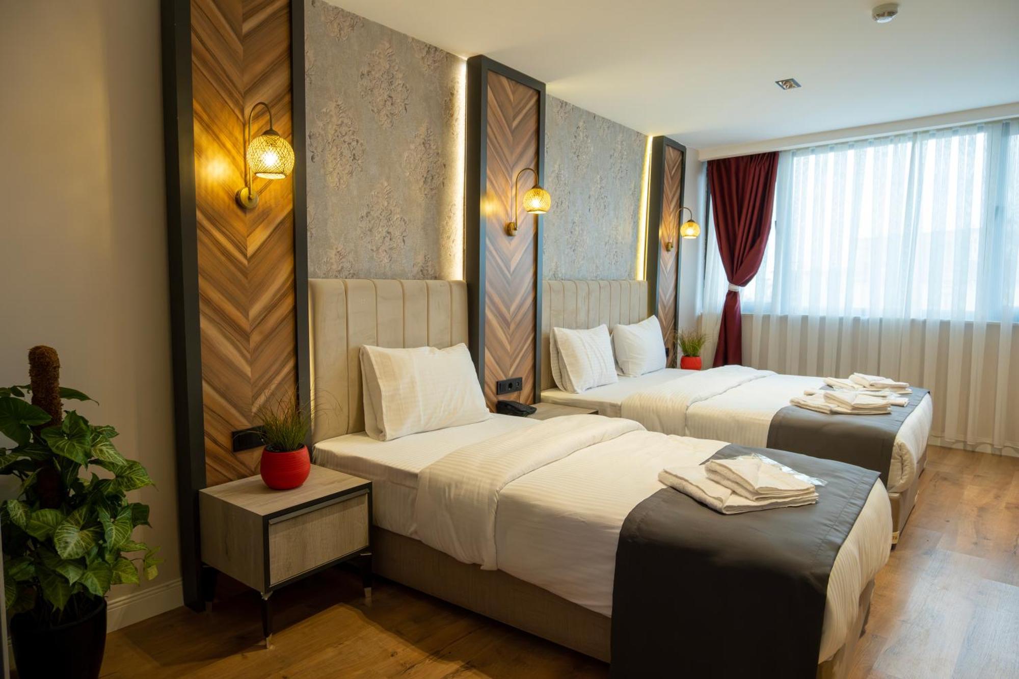 Linda Port Hotel *